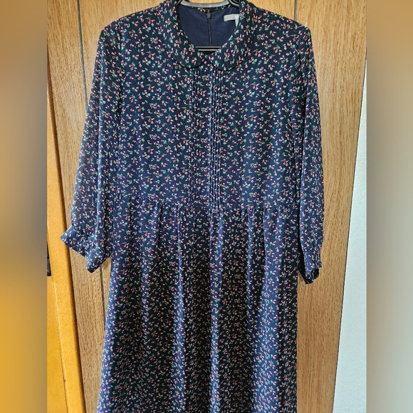 Uniqlo Dresses & Skirts - Uniqlo navy floral pintuck navy dress with delicate flowers.